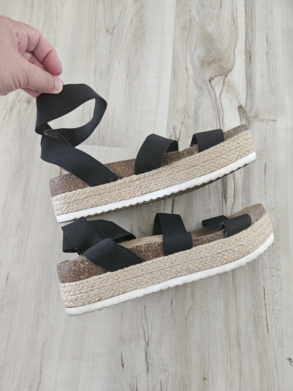 New Directions Black Elastic Strappy Flatform Sandals 8.5